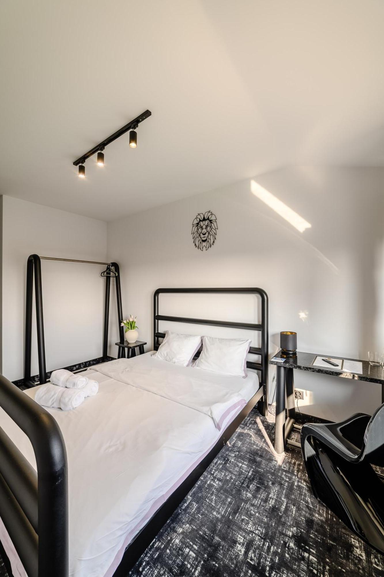 Golden Lion House Bed&Breakfast Rumia Exteriör bild