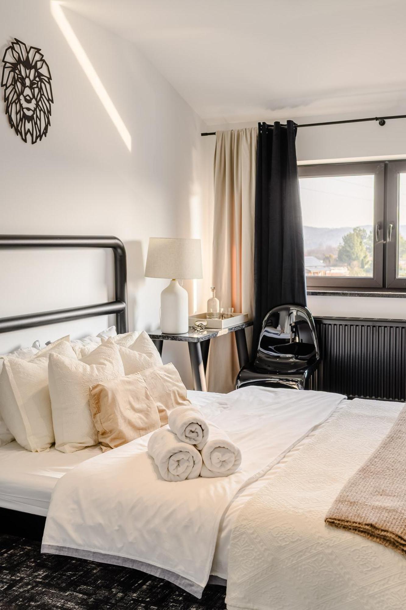 Golden Lion House Bed&Breakfast Rumia Exteriör bild