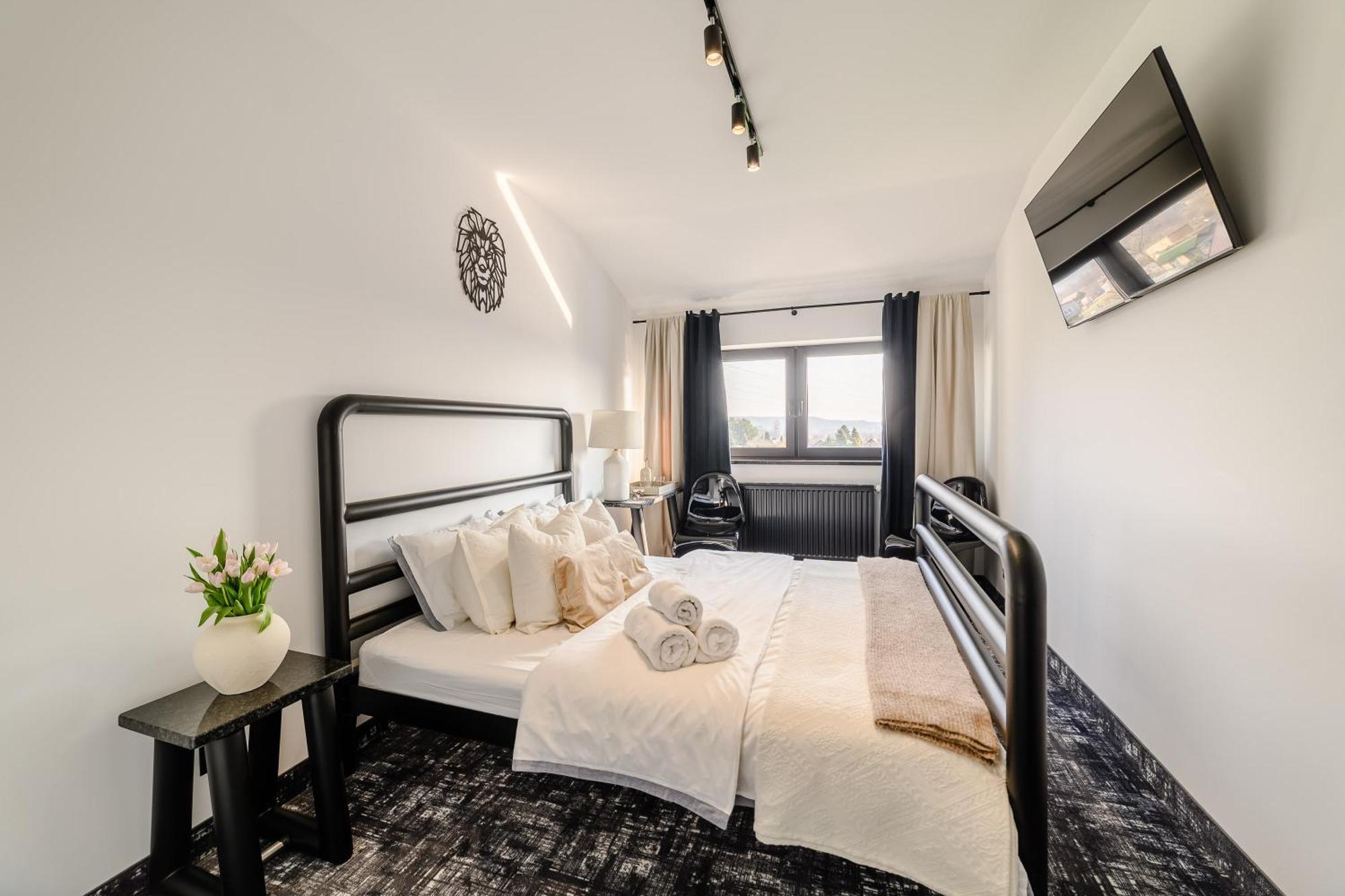 Golden Lion House Bed&Breakfast Rumia Exteriör bild