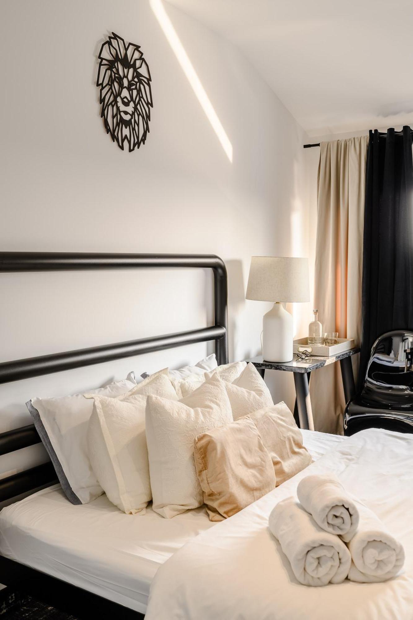 Golden Lion House Bed&Breakfast Rumia Exteriör bild