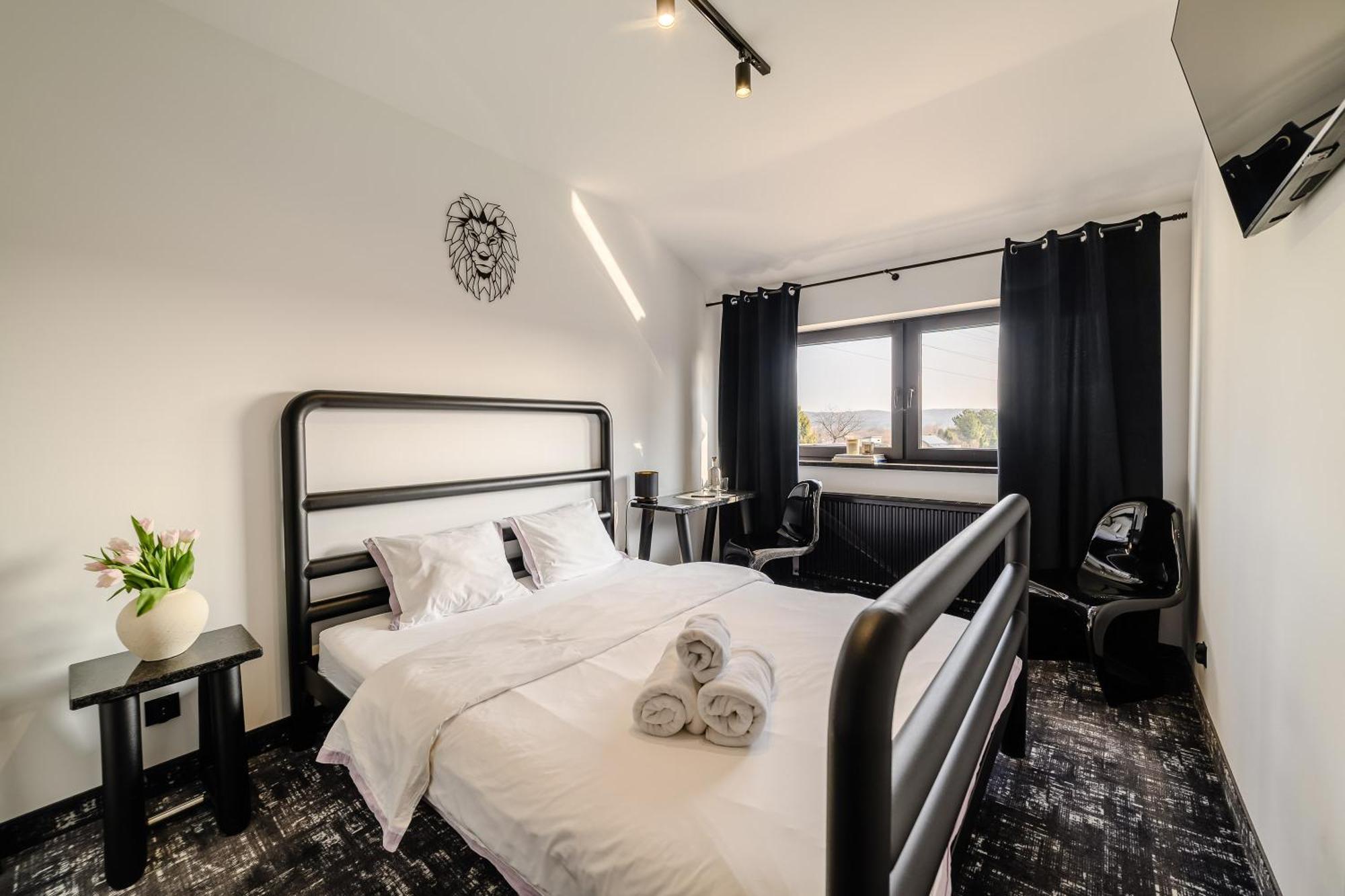 Golden Lion House Bed&Breakfast Rumia Exteriör bild