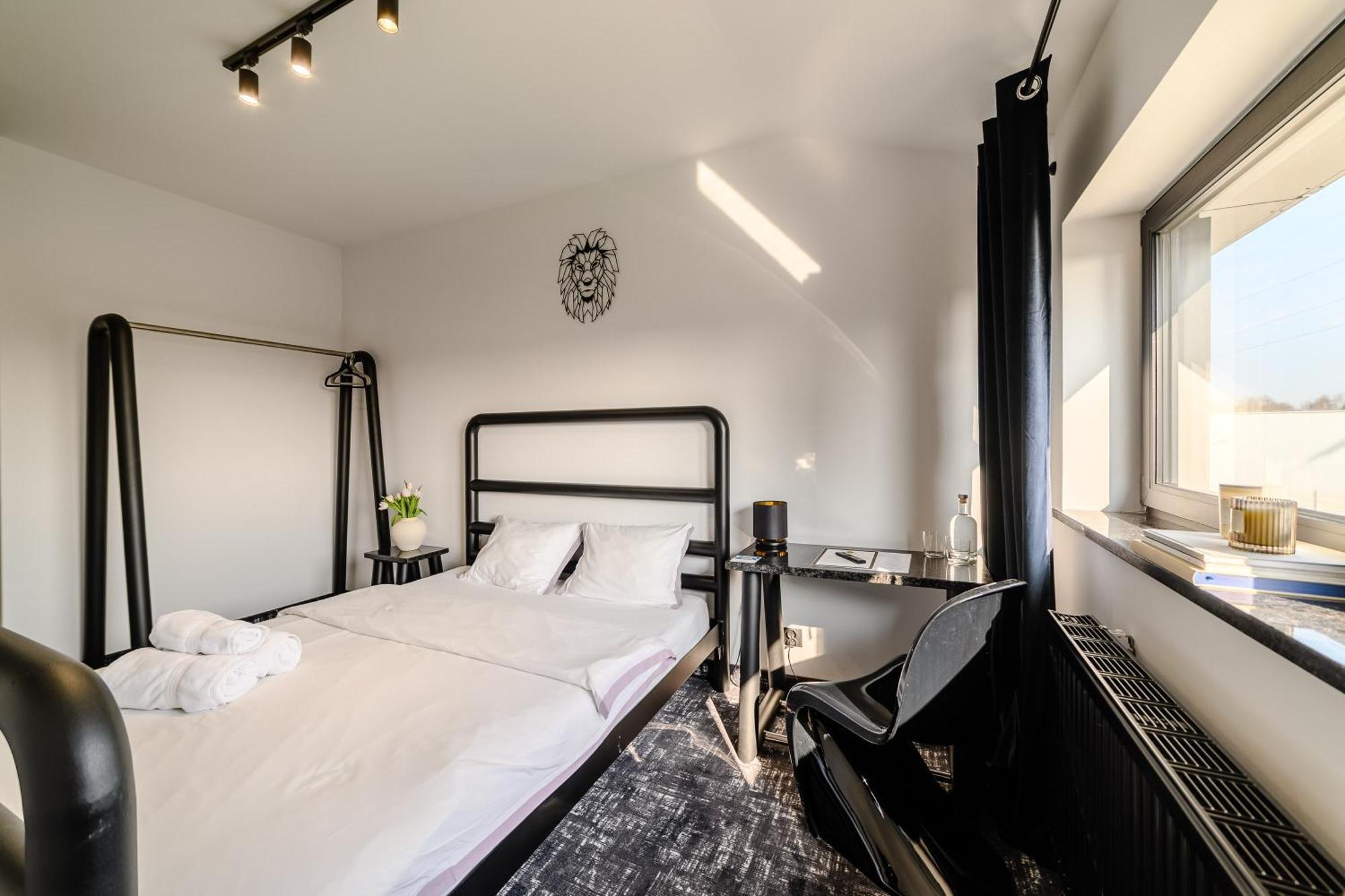 Golden Lion House Bed&Breakfast Rumia Exteriör bild