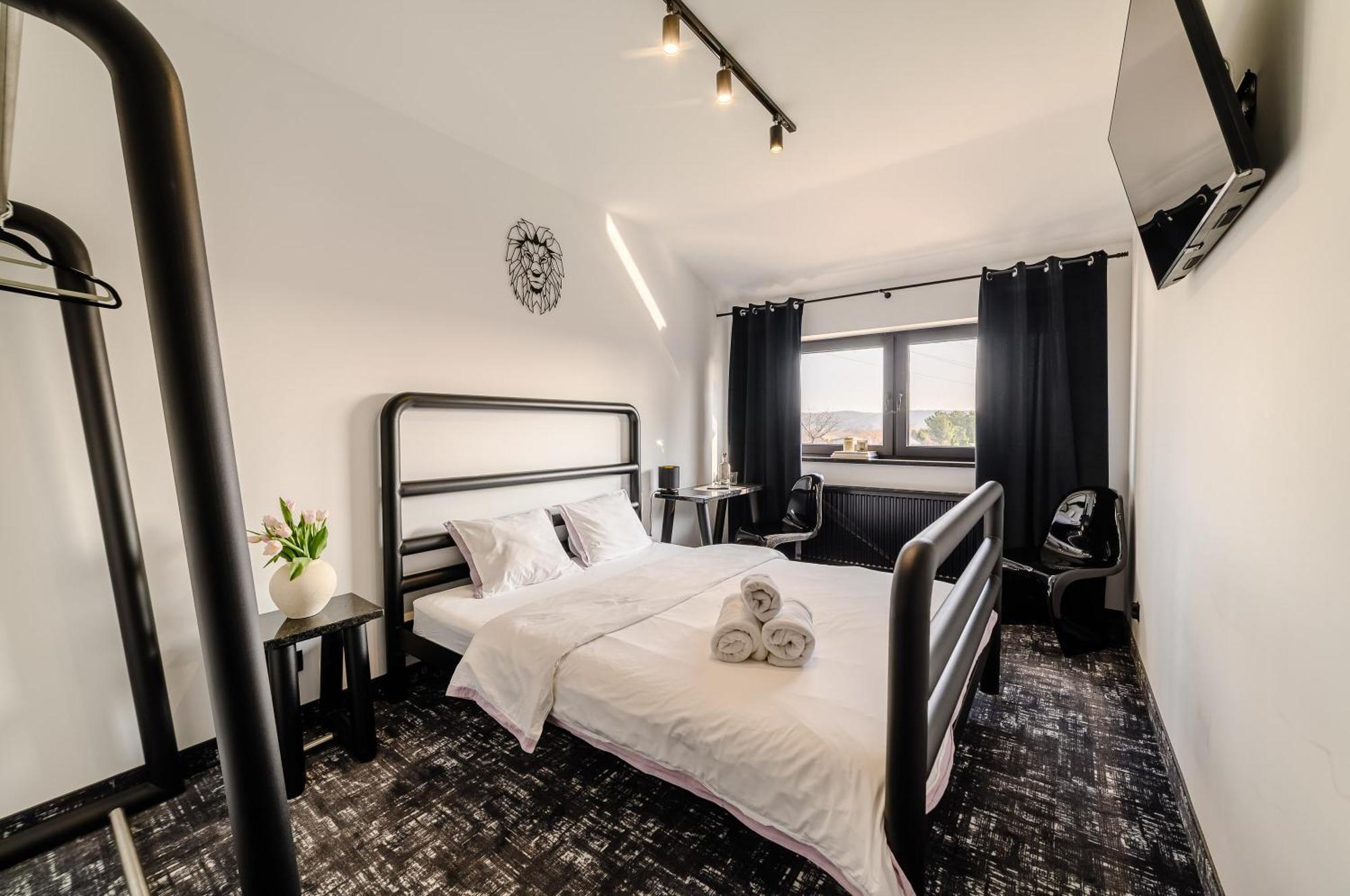 Golden Lion House Bed&Breakfast Rumia Exteriör bild