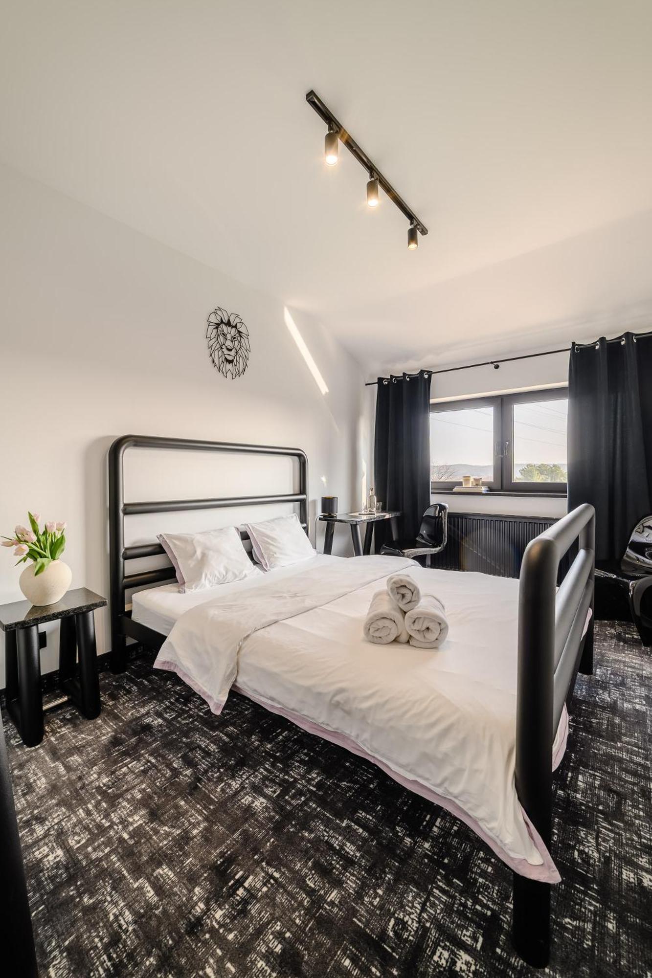 Golden Lion House Bed&Breakfast Rumia Exteriör bild