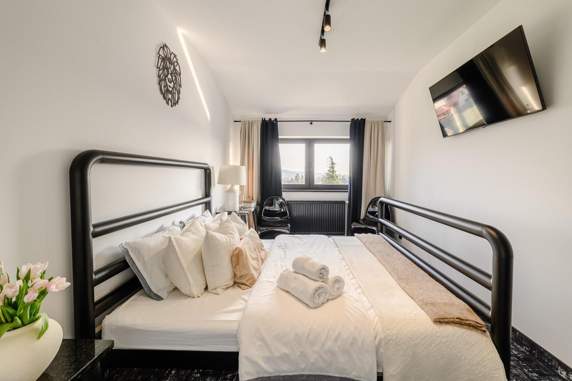 Golden Lion House Bed&Breakfast Rumia Exteriör bild