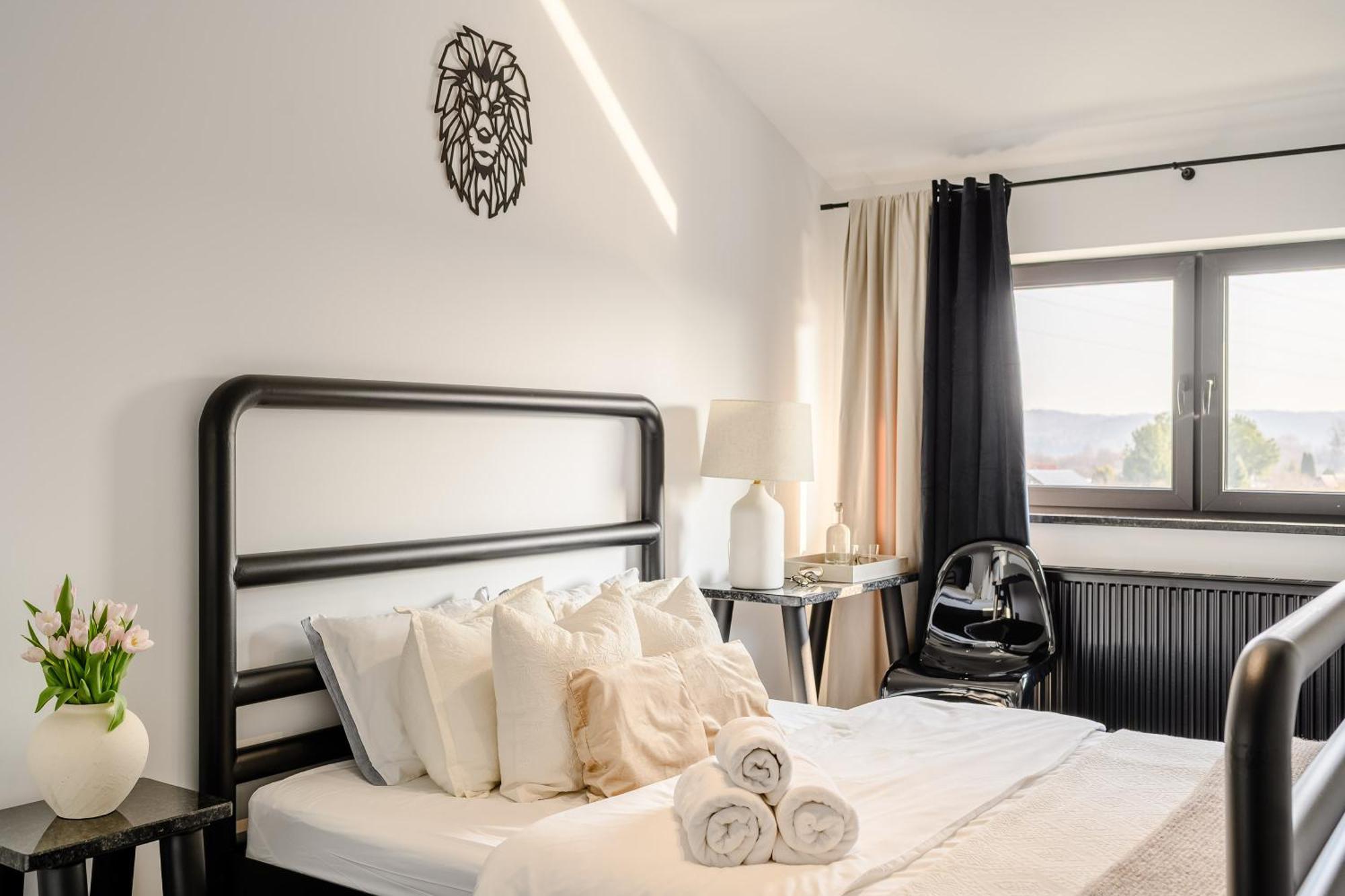 Golden Lion House Bed&Breakfast Rumia Exteriör bild
