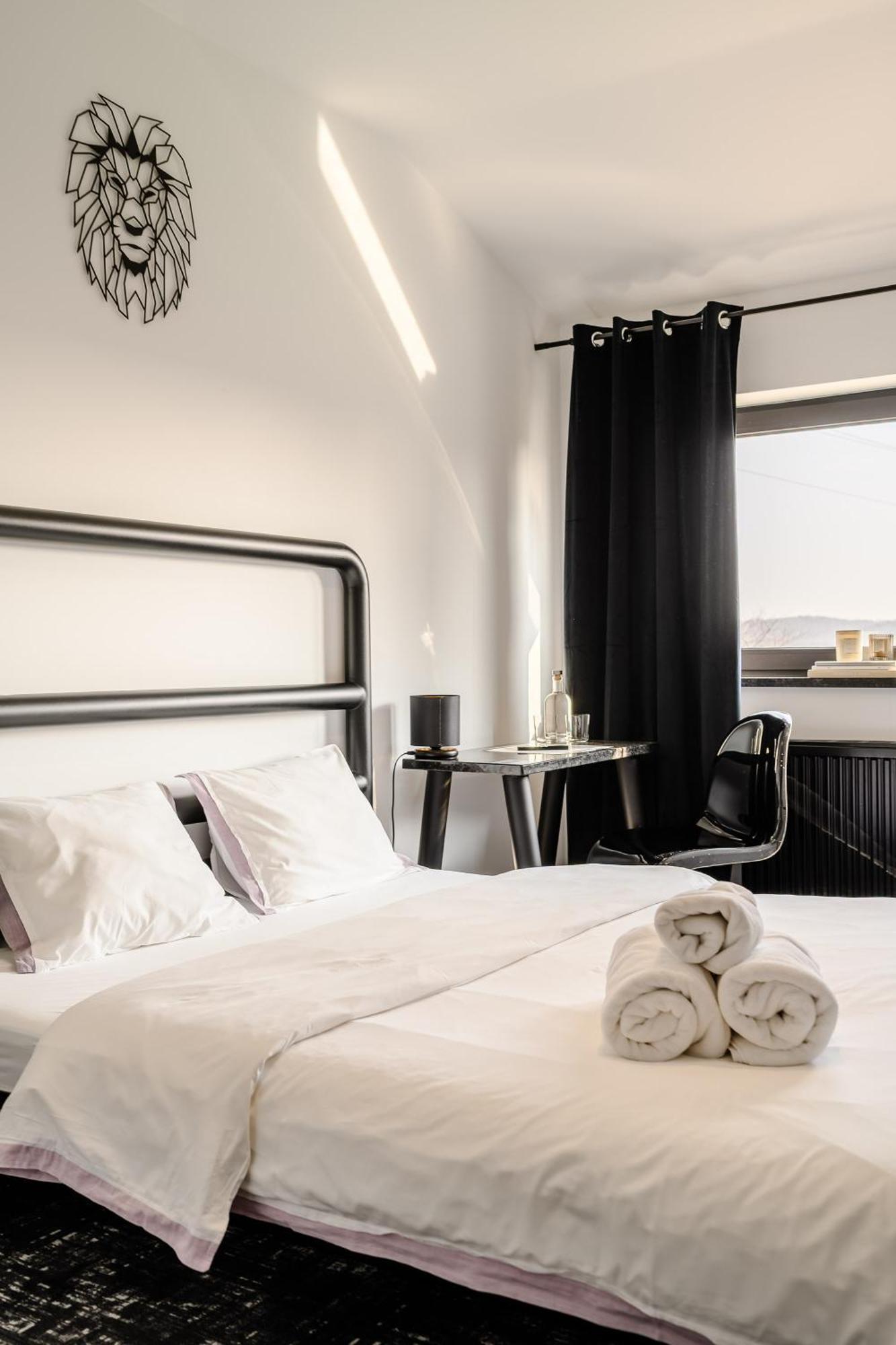 Golden Lion House Bed&Breakfast Rumia Exteriör bild